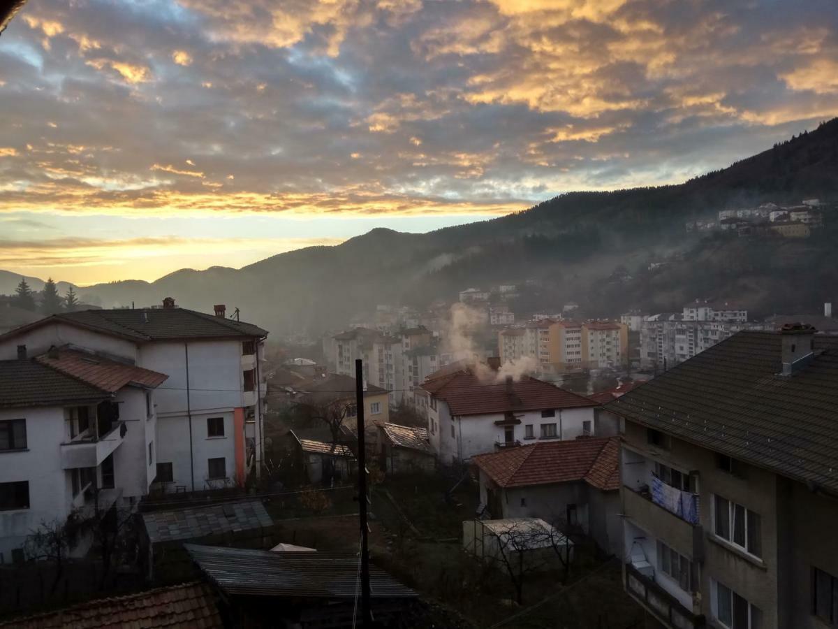Yellow House Smolyan Exterior photo